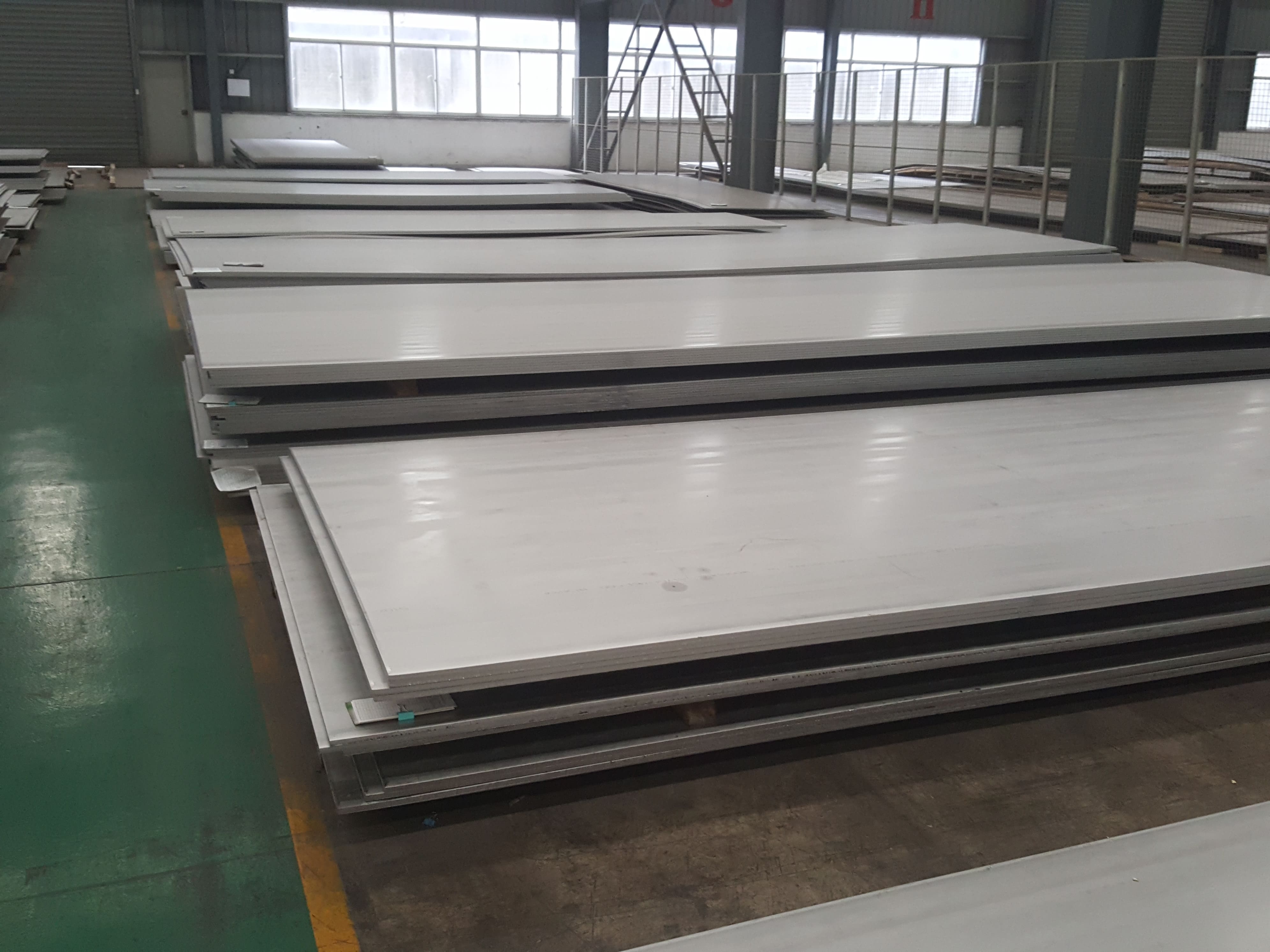 Stainless steel hot-rolled plate