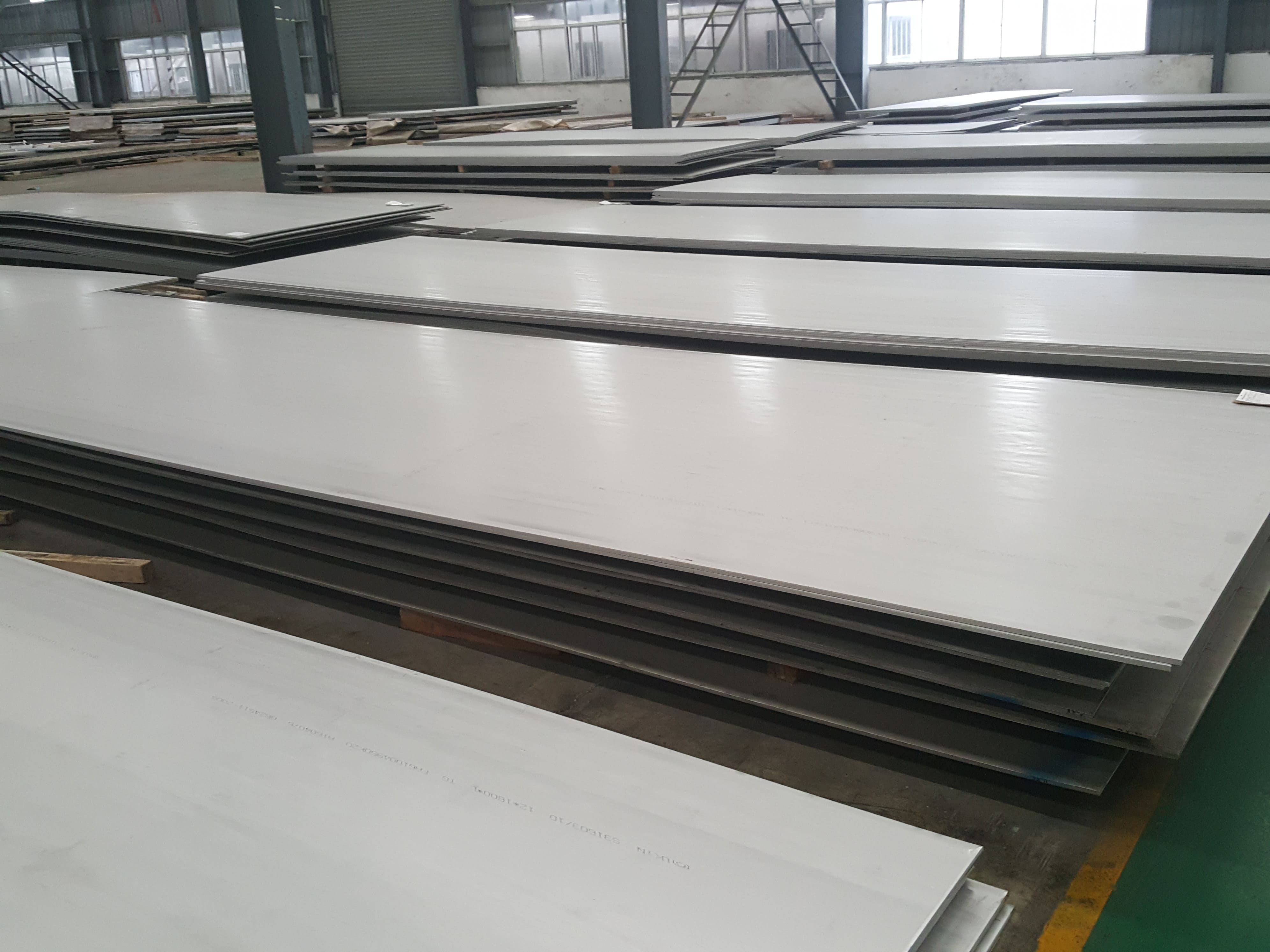 Stainless steel hot-rolled plate