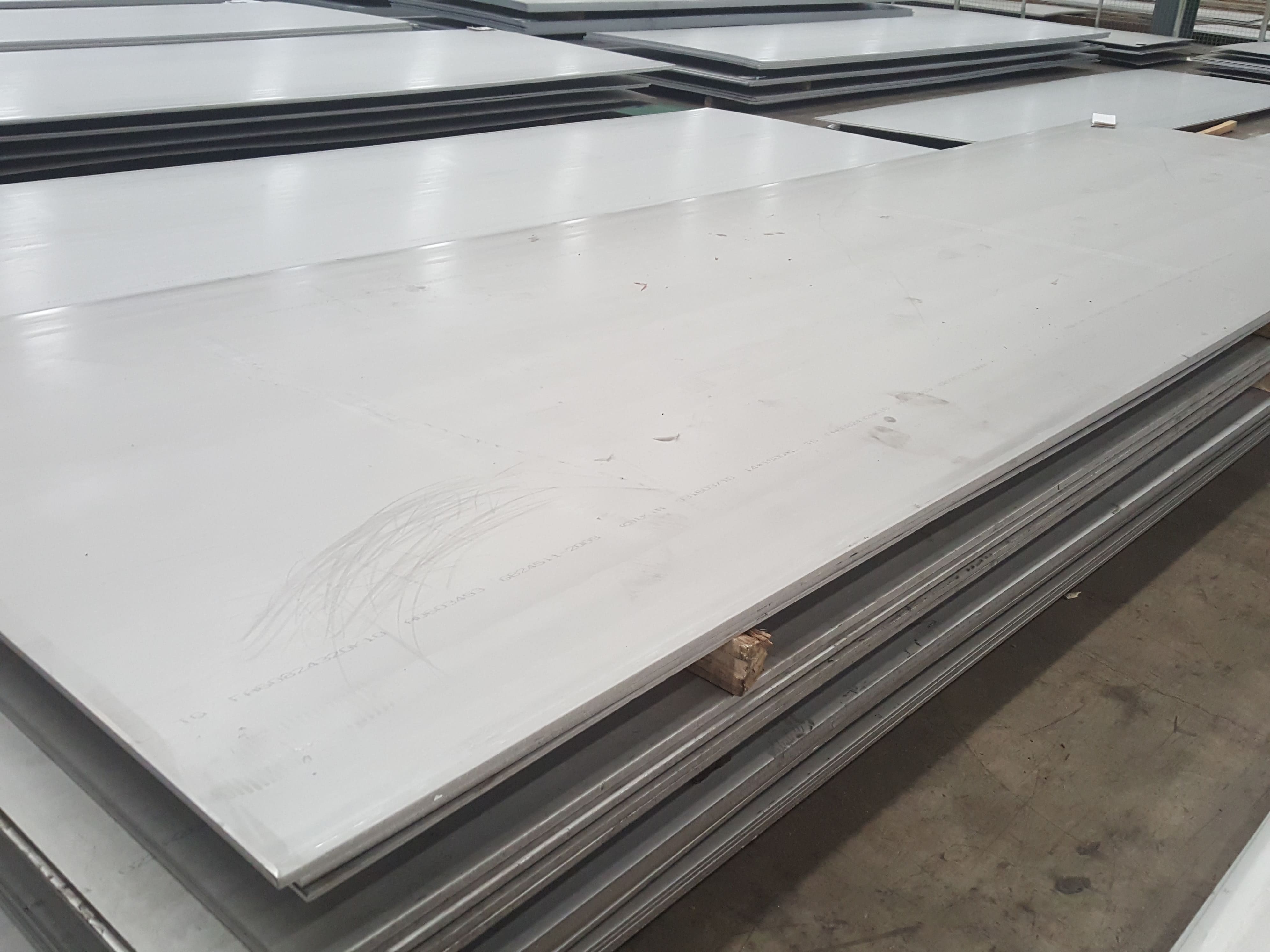 Stainless steel hot-rolled plate