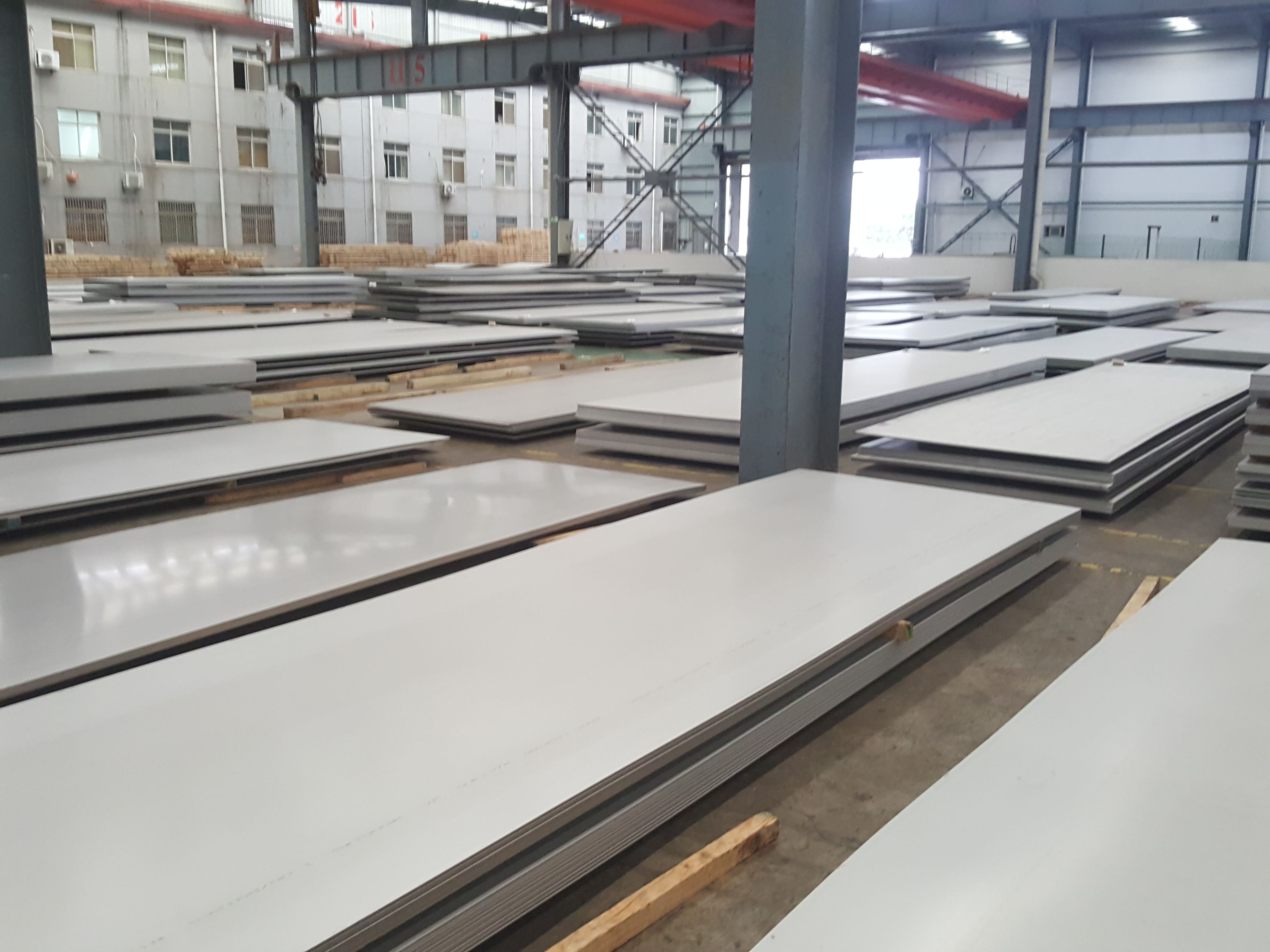 Stainless steel hot-rolled plate