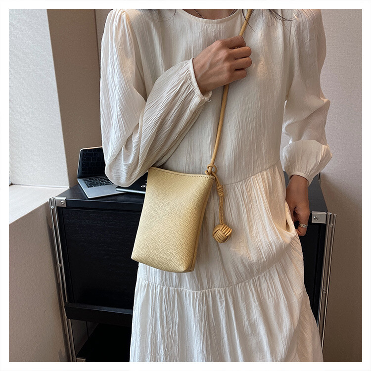 スマホポシェット ショルダー ポーチ ケース ショルダーバッグ 斜めがけ 携帯用 軽い  ポンポン　チャーム付き肩紐調整可能 多色から選べる 高見えPUレザー