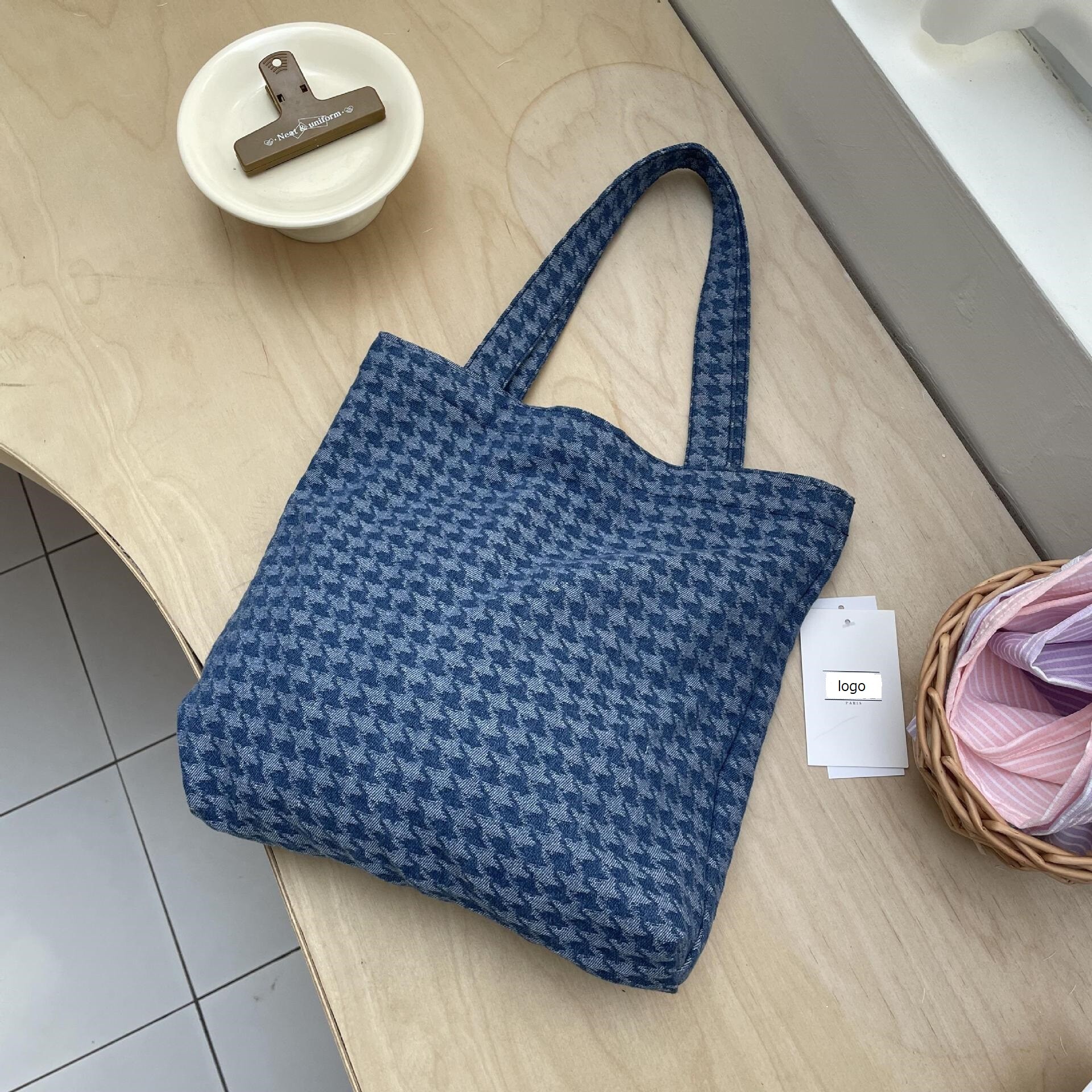 デニム素材　リボン　蝶結び　総柄　ハンドバッグ　手提げバッグ