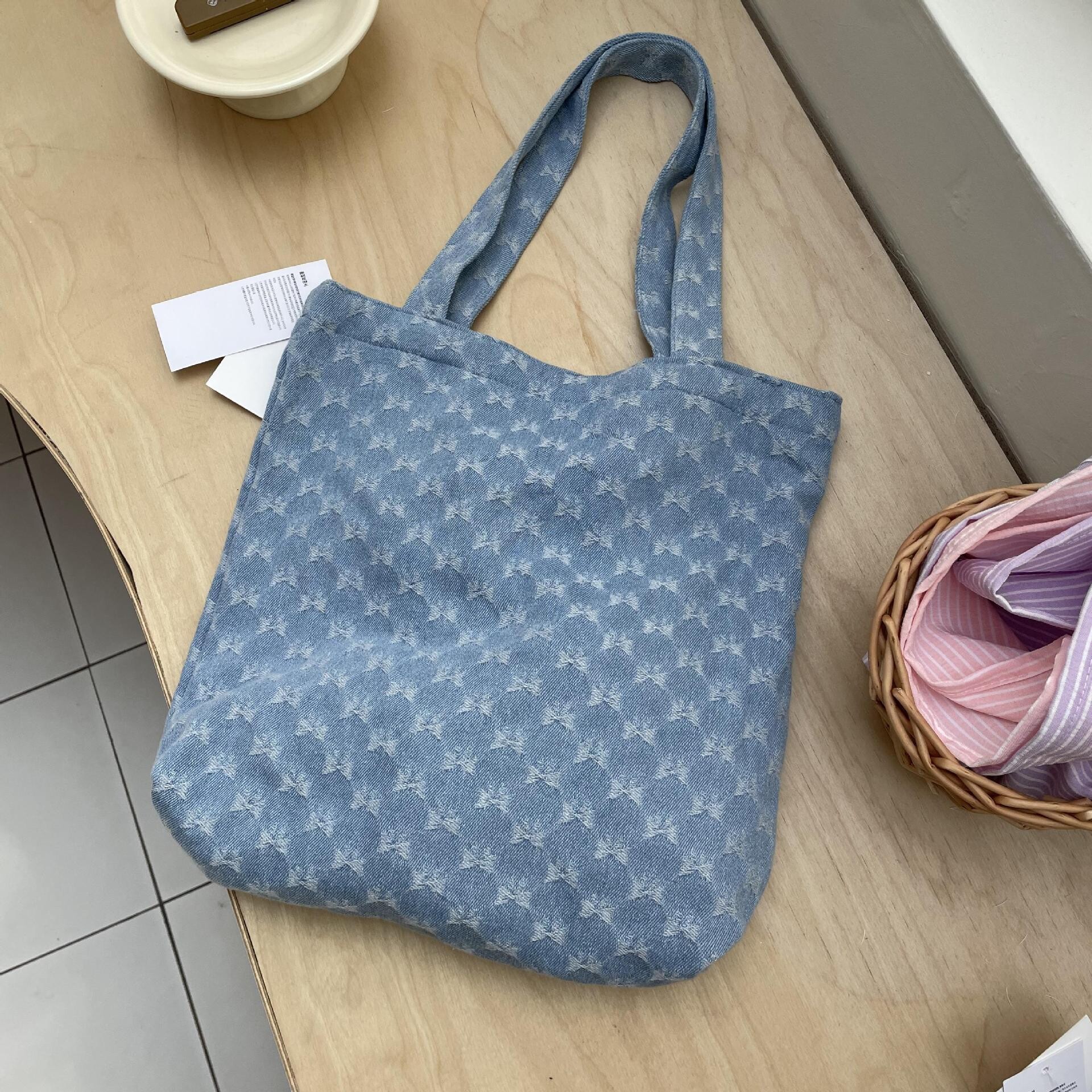 デニム素材　リボン　蝶結び　総柄　ハンドバッグ　手提げバッグ