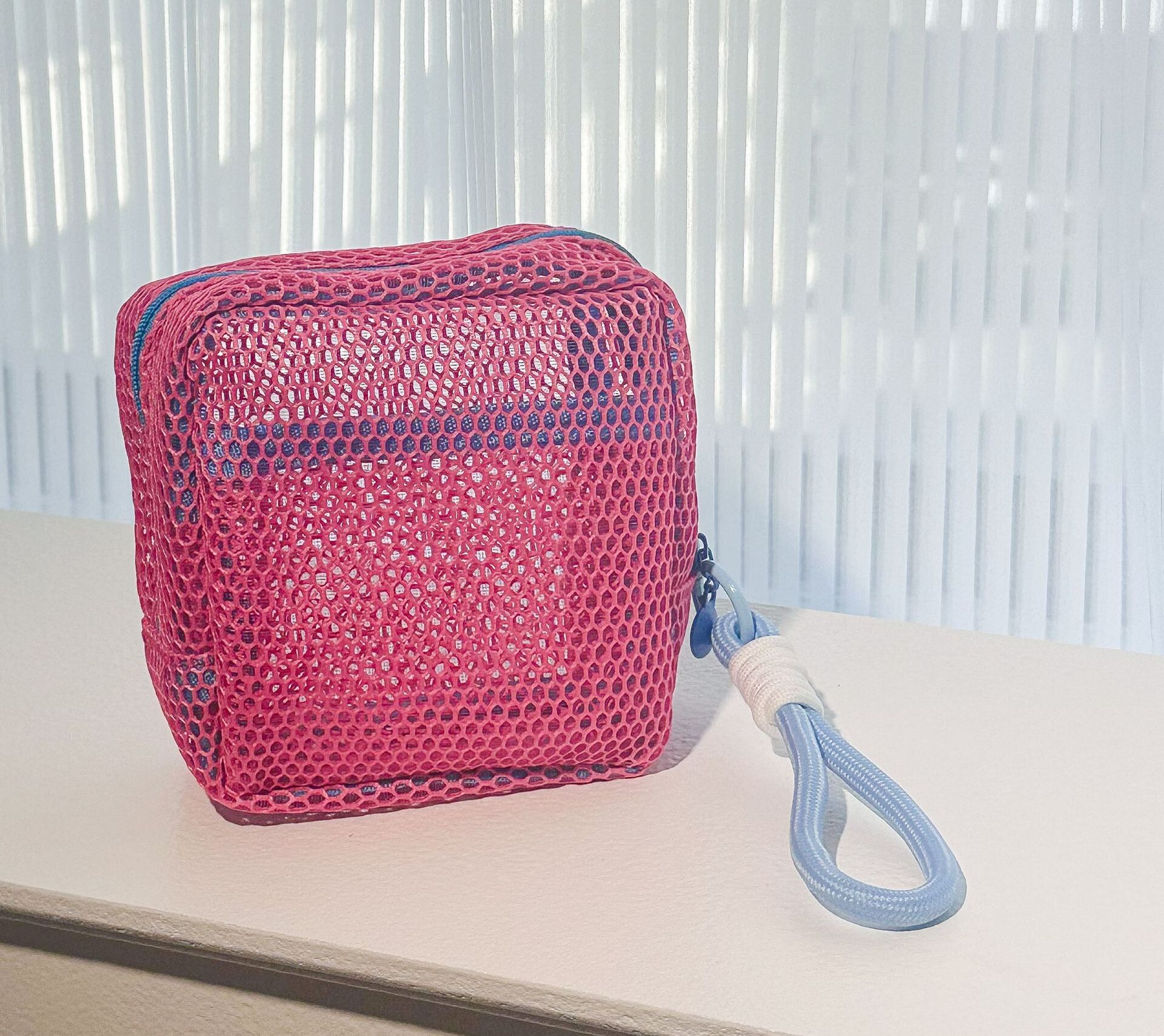 メッシュ化粧ポーチ ポーチ メイクポーチ コスメポーチ スクエアポーチ 化粧洗面バッグ メッシュポーチ 化粧品収納 小さめ 可愛い コンパクト 立てたまま収納可能 レディース 持ち運び 人気 メッシュコレクション 旅行用 出張