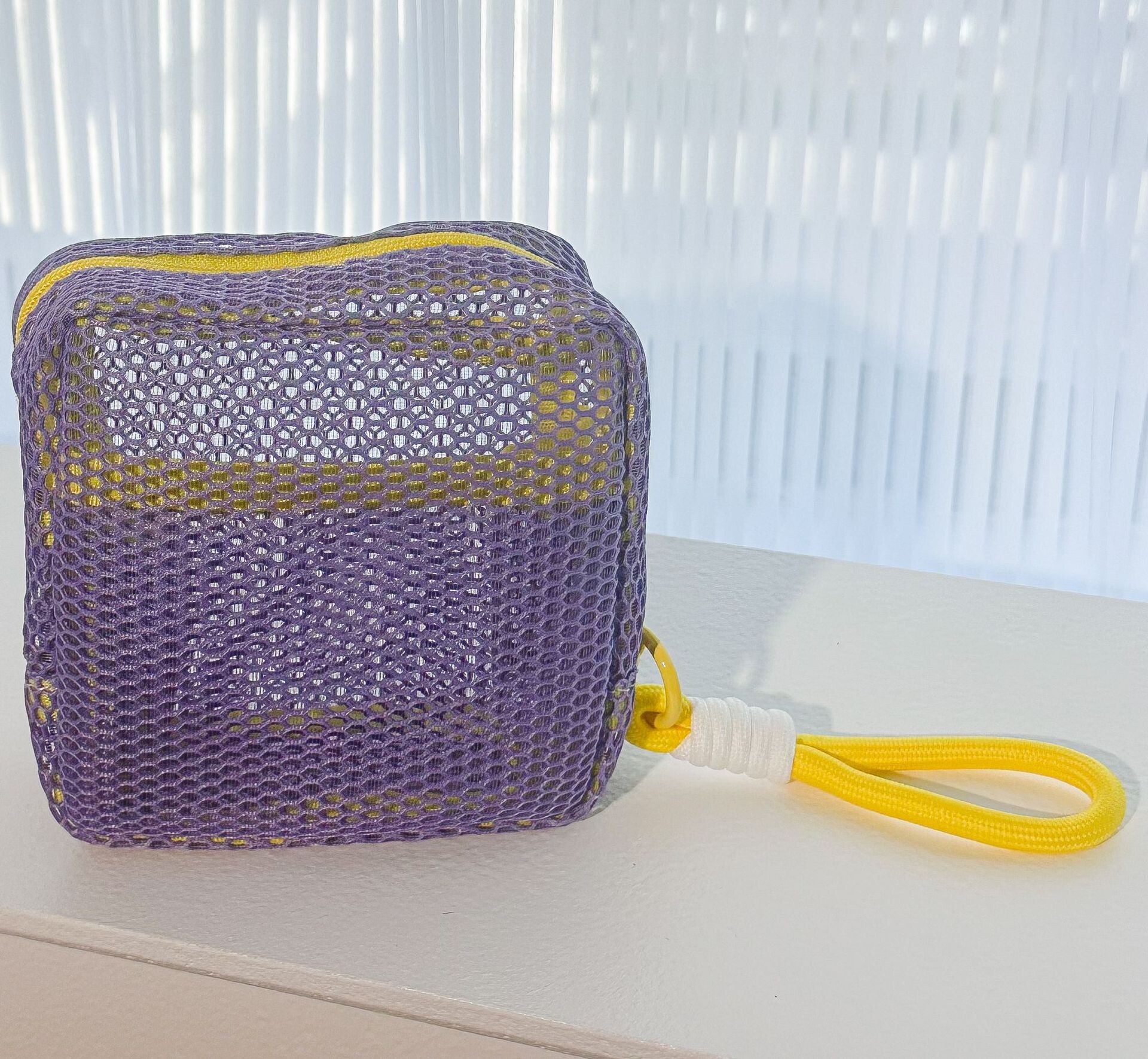 メッシュ化粧ポーチ ポーチ メイクポーチ コスメポーチ スクエアポーチ 化粧洗面バッグ メッシュポーチ 化粧品収納 小さめ 可愛い コンパクト 立てたまま収納可能 レディース 持ち運び 人気 メッシュコレクション 旅行用 出張