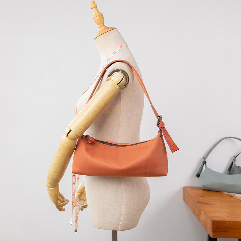 ワンショルダ―バッグ　ナイロン　ベーシックデザイン　多機能　使い