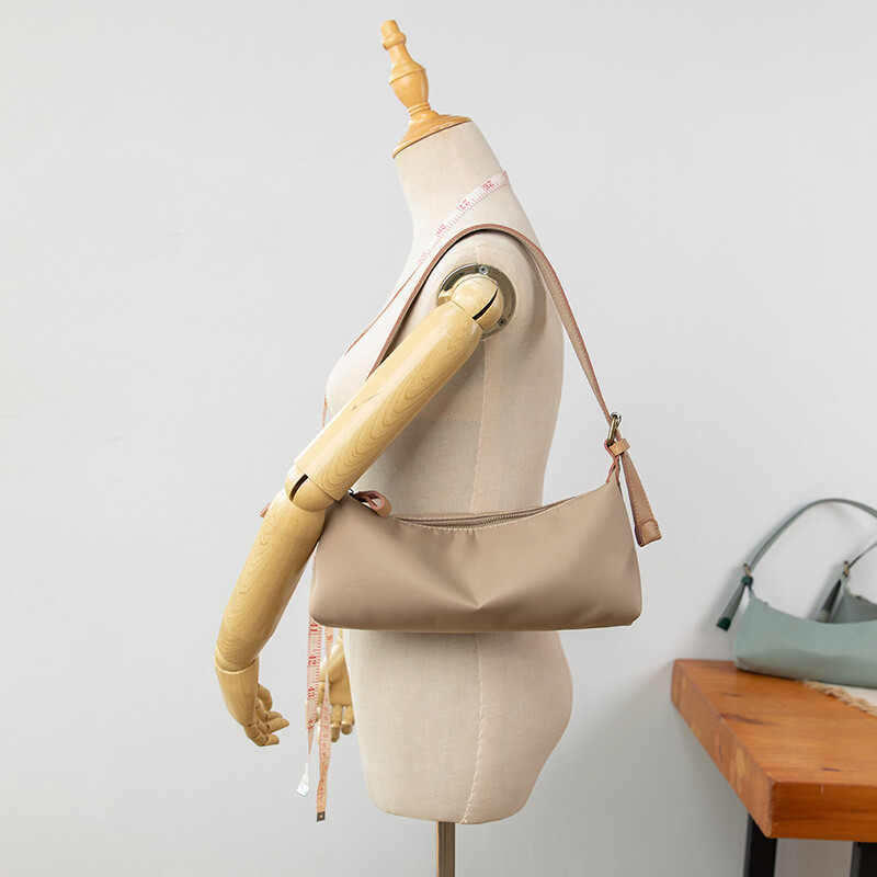 ワンショルダ―バッグ　ナイロン　ベーシックデザイン　多機能　使い