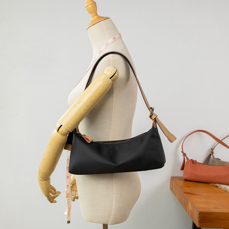 ワンショルダ―バッグ　ナイロン　ベーシックデザイン　多機能　使い