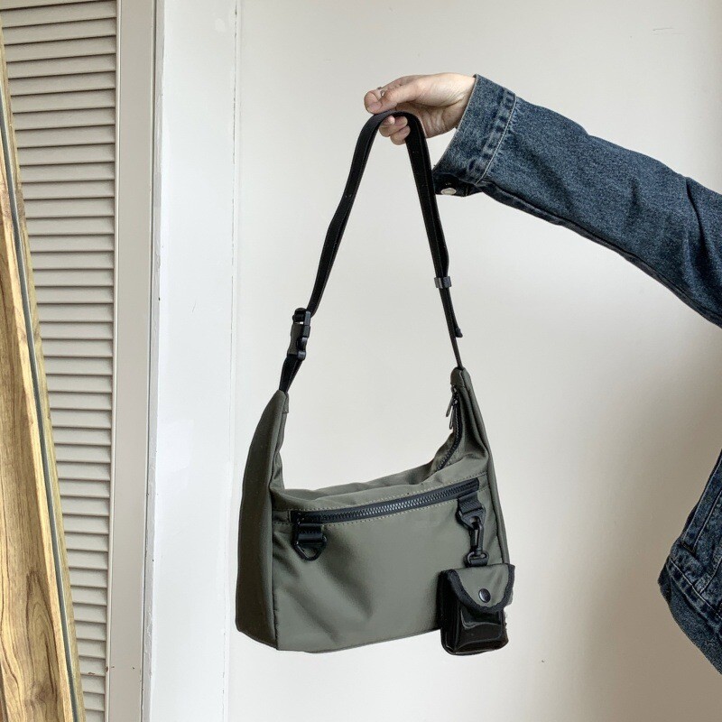 ユニセックス　新作　大容量　ボディーバッグ　斜め掛け　クロスバッグ　メッセンジャーバッグ　運動　カジュアル　ショルダー　