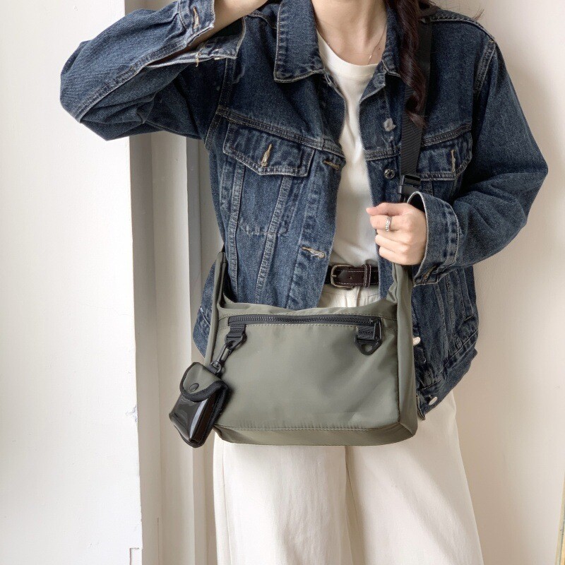 ユニセックス　新作　大容量　ボディーバッグ　斜め掛け　クロスバッグ　メッセンジャーバッグ　運動　カジュアル　ショルダー　