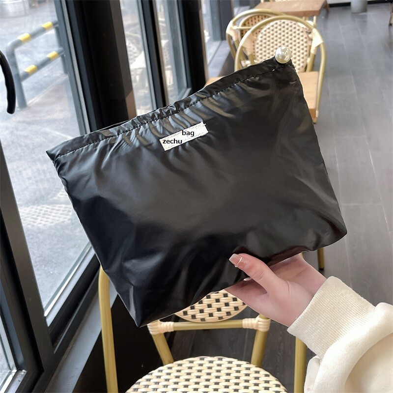 化粧バッグ　クラッチバッグ　大容量　簡単収納　