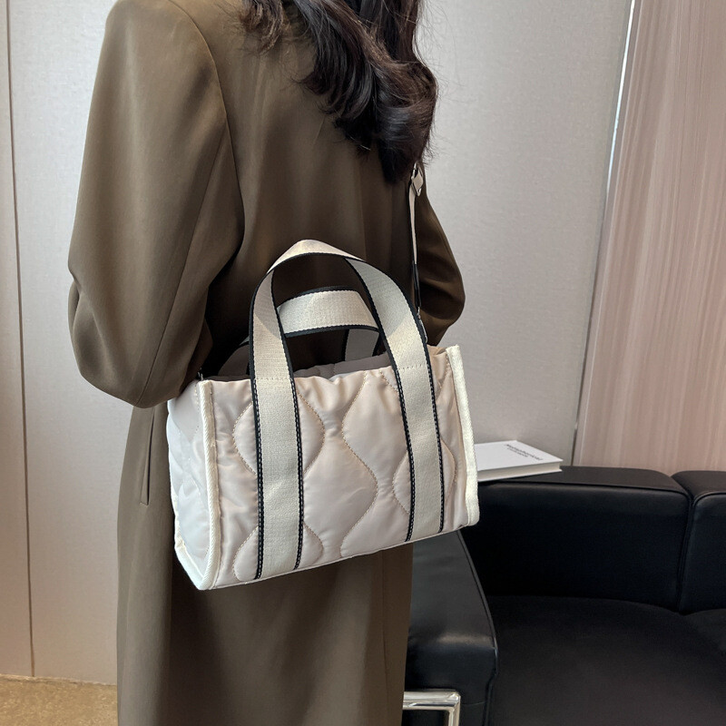 レディースファッション　ハンドバッグ　斜め掛けバッグ　新作品　ナイロン　