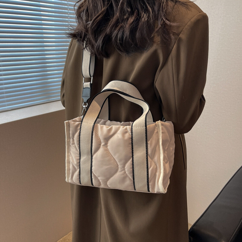 レディースファッション　ハンドバッグ　斜め掛けバッグ　新作品　ナイロン　