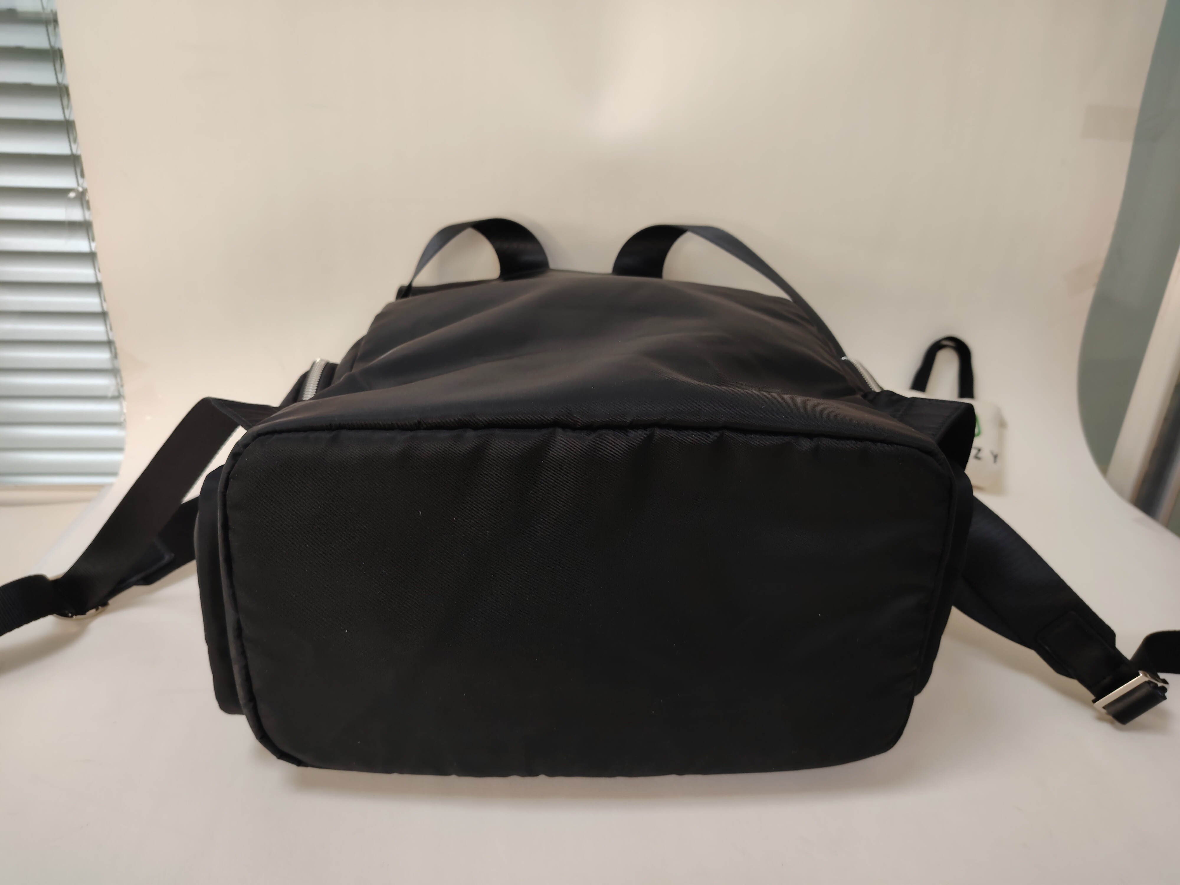 リュックサック　綺麗なステッチ　丈夫な金具　職人技　品質確認