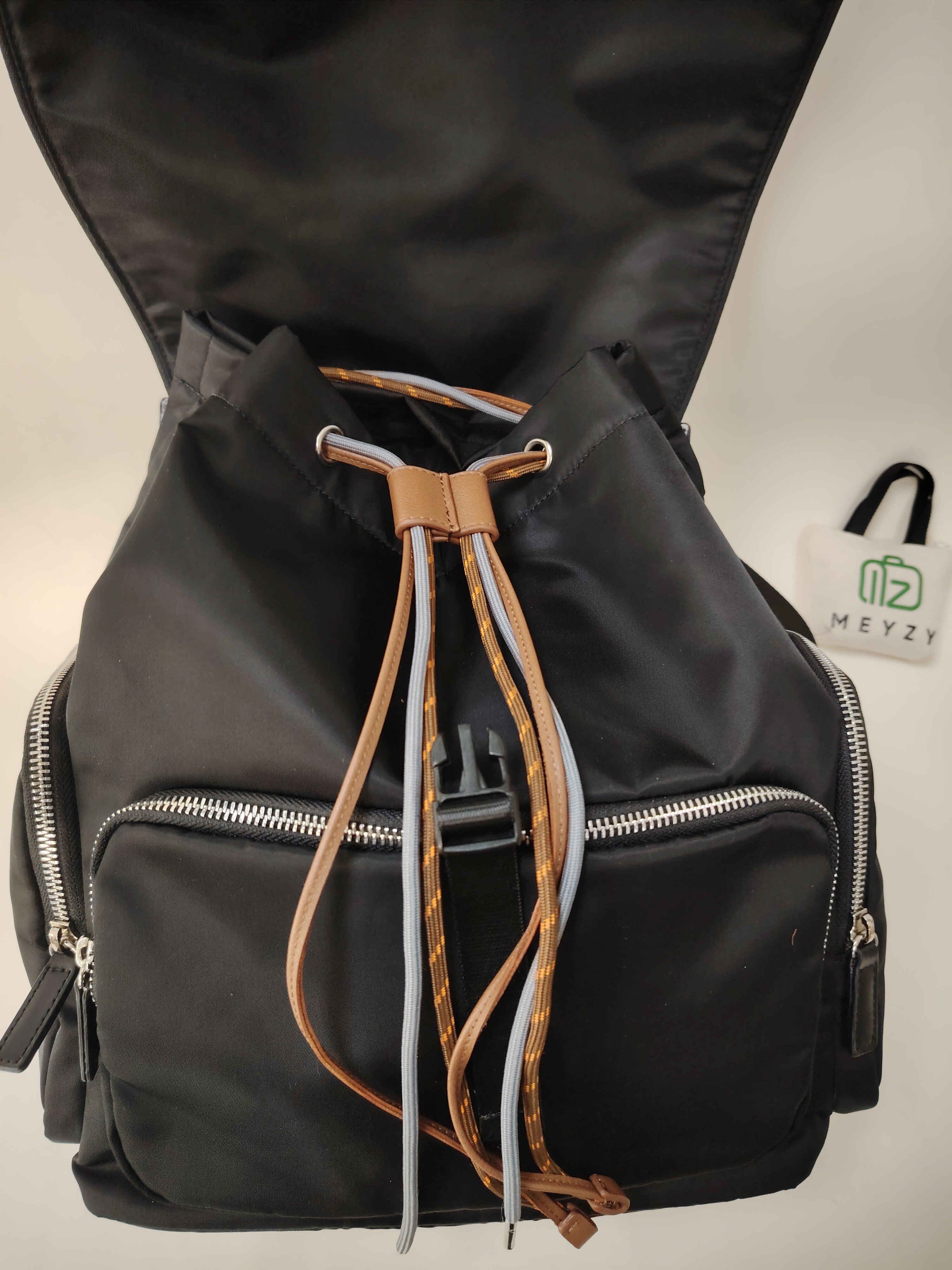 リュックサック　綺麗なステッチ　丈夫な金具　職人技　品質確認