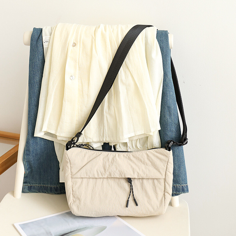 ナイロン　軽量　ショルダーバッグ　韓国風　レディースファッション