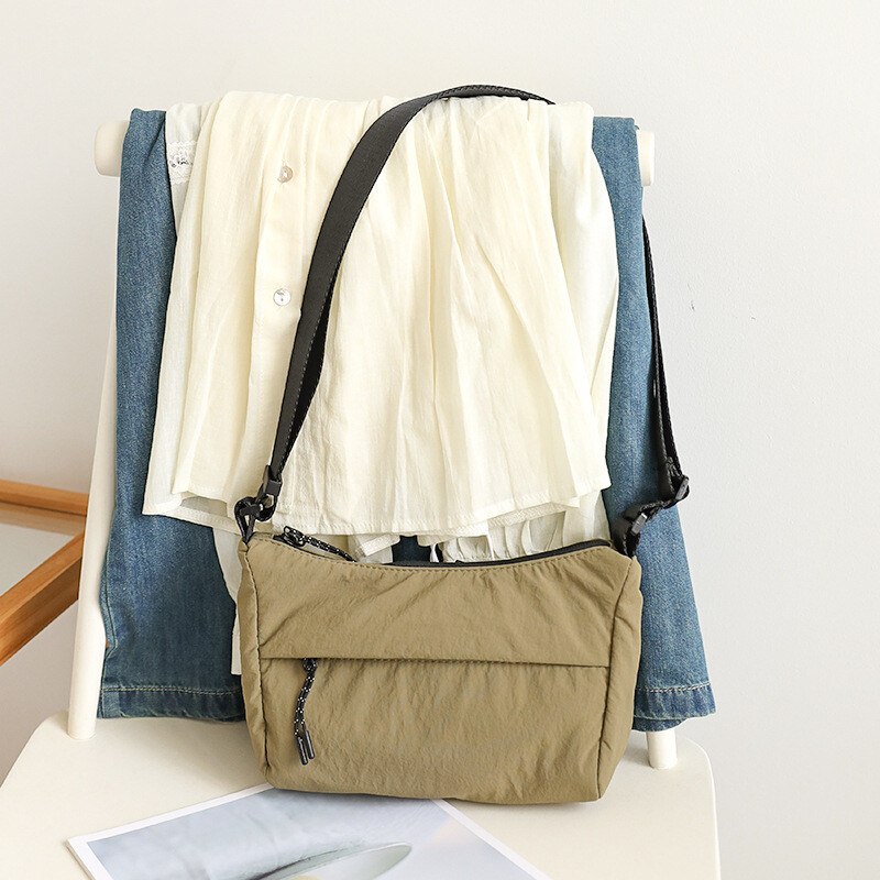 ナイロン　軽量　ショルダーバッグ　韓国風　レディースファッション