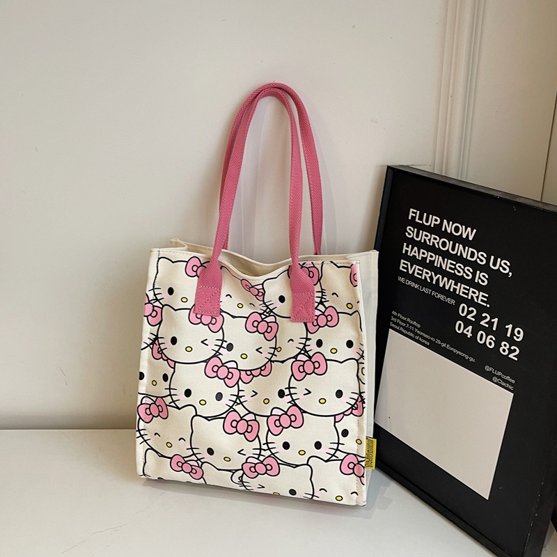 HELLO Kittyデザインの可愛らしい帆布製ハンドバッグ。軽量で使いやすく、30×30×11cmのコンパクトサイズ。黒とピンクの2色展開で、夏のファッションに彩りを添えます。
