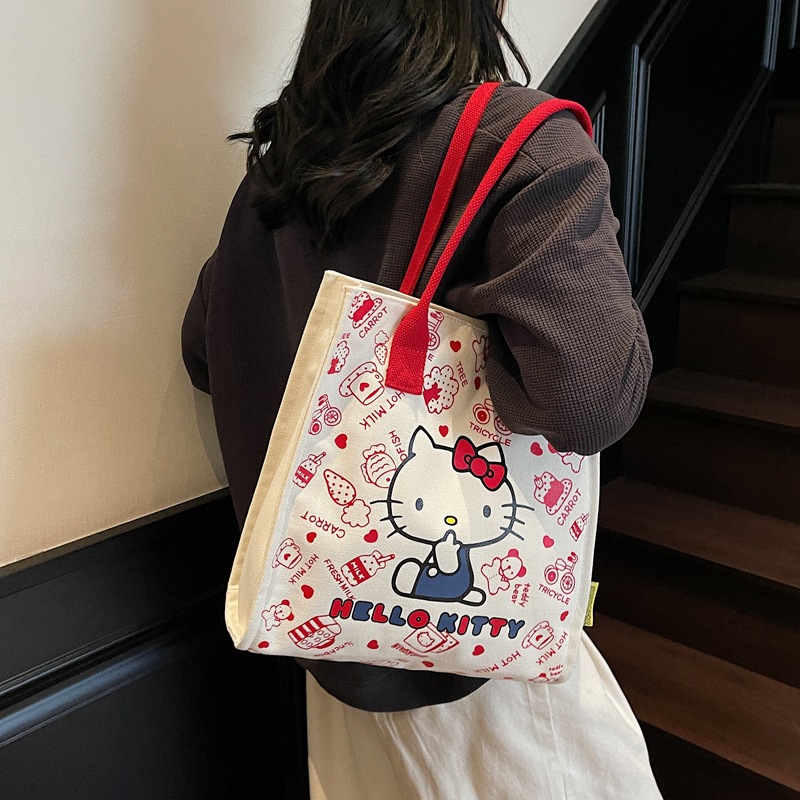 HELLO Kittyデザインの可愛らしい帆布製ハンドバッグ。軽量で使いやすく、30×30×11cmのコンパクトサイズ。黒とピンクの2色展開で、夏のファッションに彩りを添えます。
