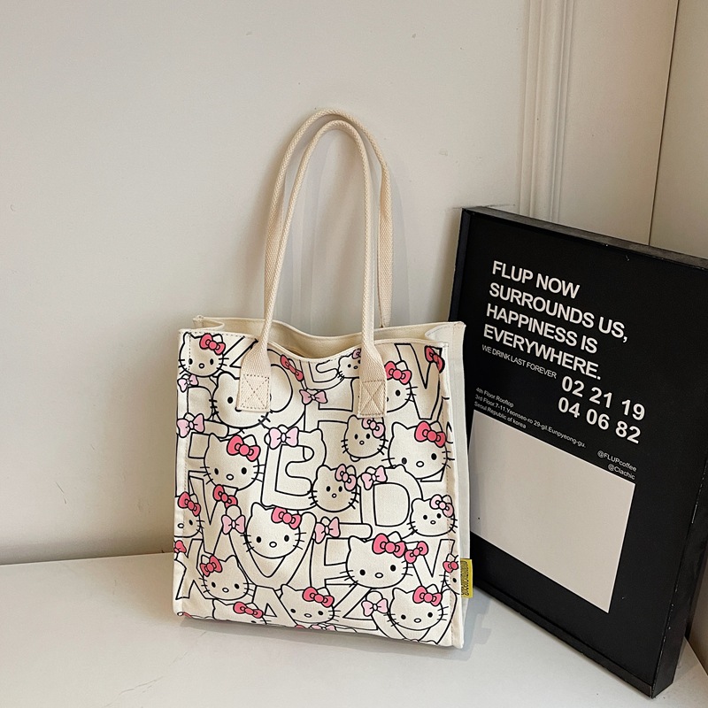 HELLO Kittyデザインの可愛らしい帆布製ハンドバッグ。軽量で使いやすく、30×30×11cmのコンパクトサイズ。黒とピンクの2色展開で、夏のファッションに彩りを添えます。