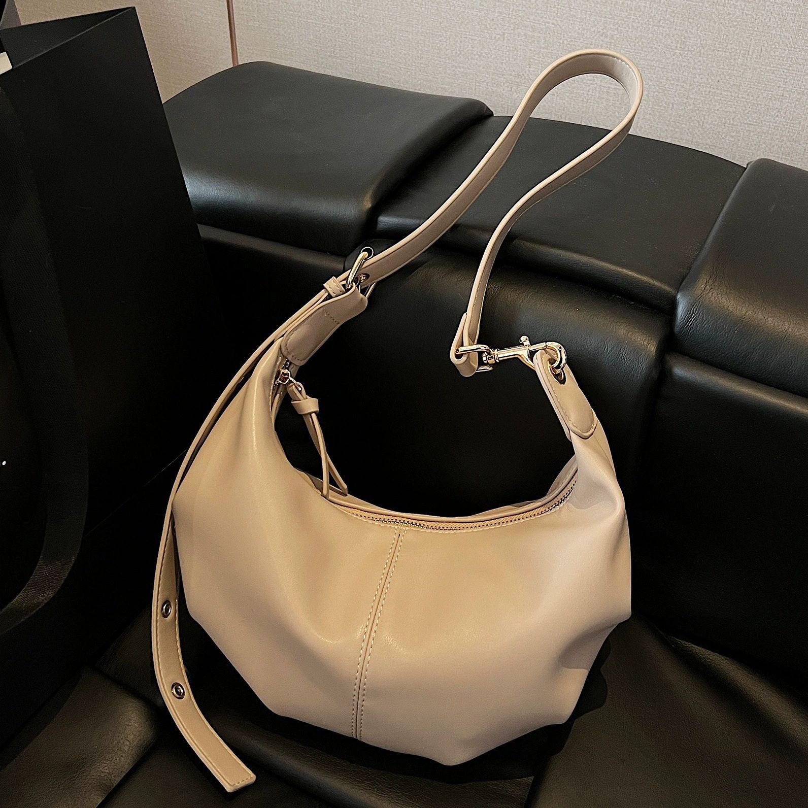 高品質PU　レディースファッション　餃子バッグ