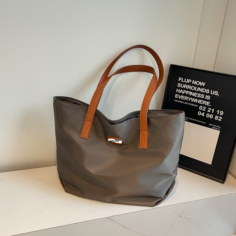 【2025新作】大容量 レディース ショルダートートバッグ おしゃれでシンプルな旅行用 斜めがけバッグ