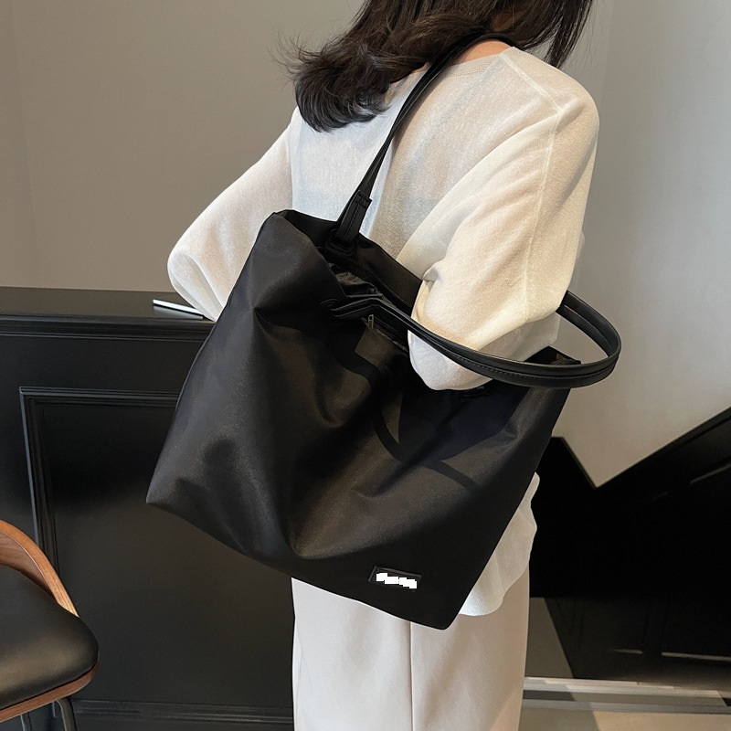 シンプル軽量ナイロントートバッグ レディース 2025新作 大容量 通勤バッグ 学生 授業 ショルダーバッグ 買い物