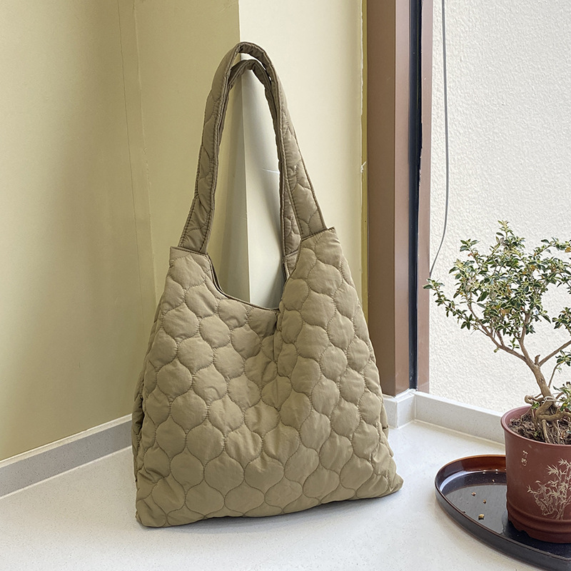 優しい印象のインスピレーションバッグ キルティング　秋冬新作 ショルダー/クロスボディ 大容量トートバッグ