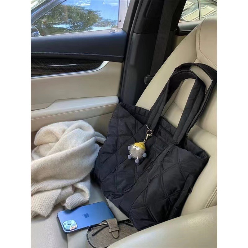 2025年秋冬ファッション 菱形キルティングダウンジャケット素材 レディースバッグ 大容量トートバッグ 通勤・買い物バッグ 大学生向けバッグ