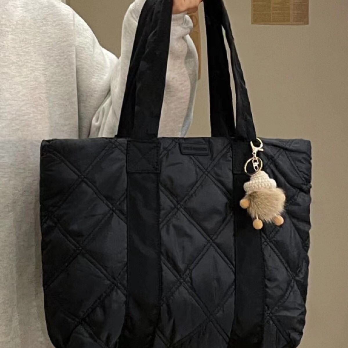 2025年秋冬ファッション 菱形キルティングダウンジャケット素材 レディースバッグ 大容量トートバッグ 通勤・買い物バッグ 大学生向けバッグ
