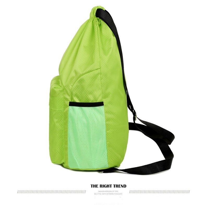 クロスボーダーで大人気のシュトックバッグ。防水・折りたたみ可能で携帯に便利、スポーツやアウトドアから日常の収納まで使える小型バックパック。