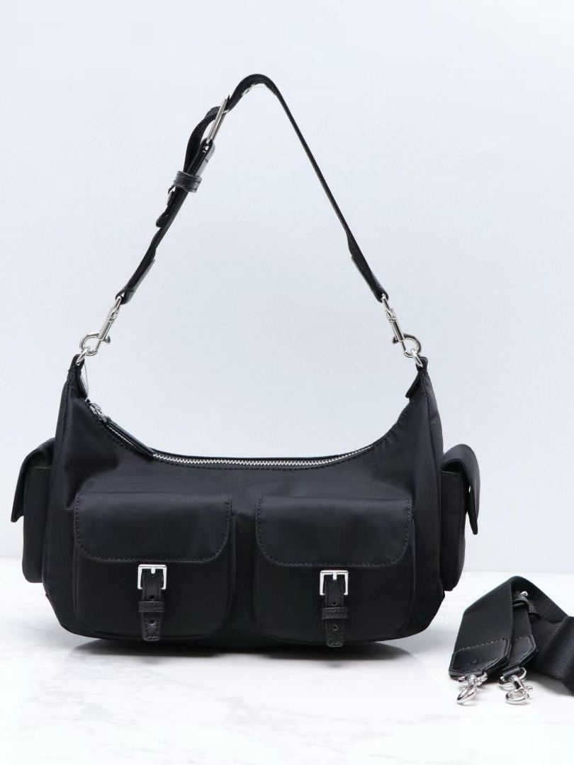 機能的でスタイリッシュなマルチポケットバッグ - 上質ナイロンのバイクスタイル メッセンジャー