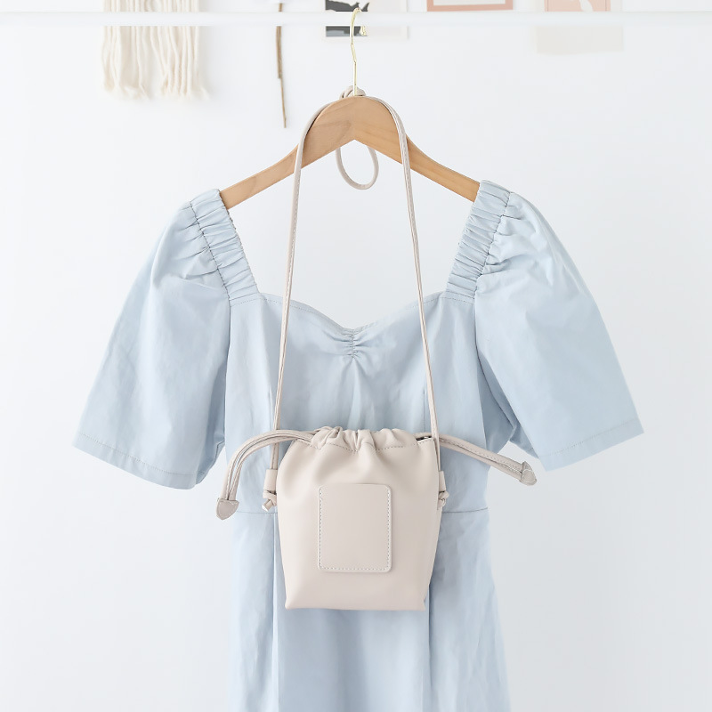 柔らかい革　携帯バッグ　ファッション　巾着風　斜め掛け　バッグ