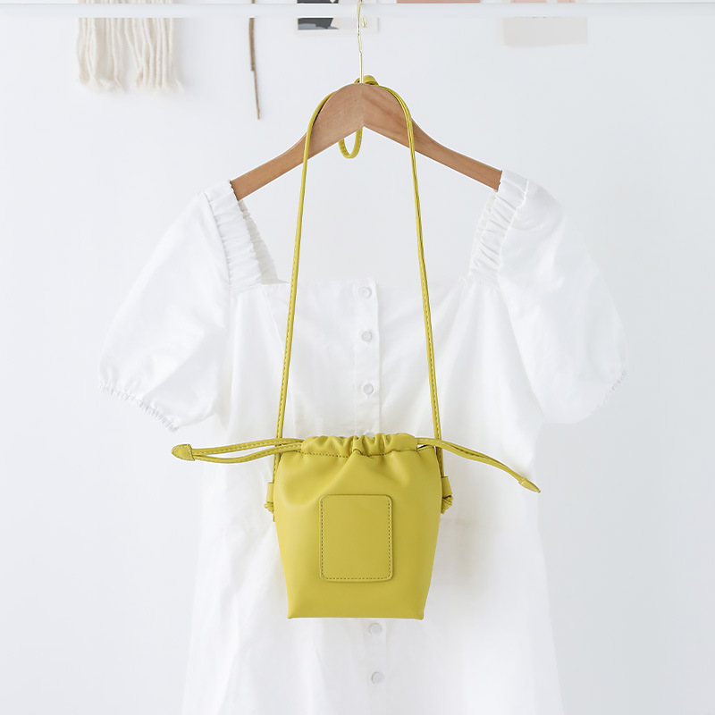 柔らかい革　携帯バッグ　ファッション　巾着風　斜め掛け　バッグ