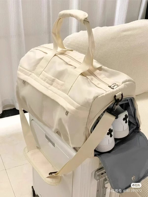 斜め掛け　スポーツバッグ　　旅行　乾湿分離　大容量　外出　収納バッグ