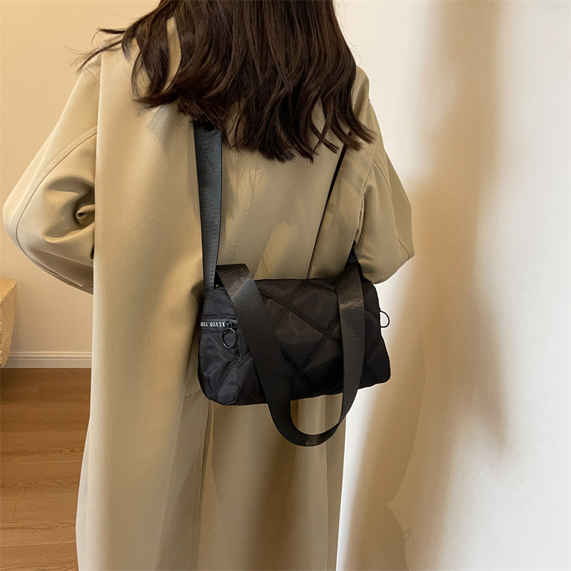 オックスフォード素材　斜め掛けバッグ　2way　ショルダ-バッグ　2024新作　大容量　通勤バッグ　カジュアルバッグ