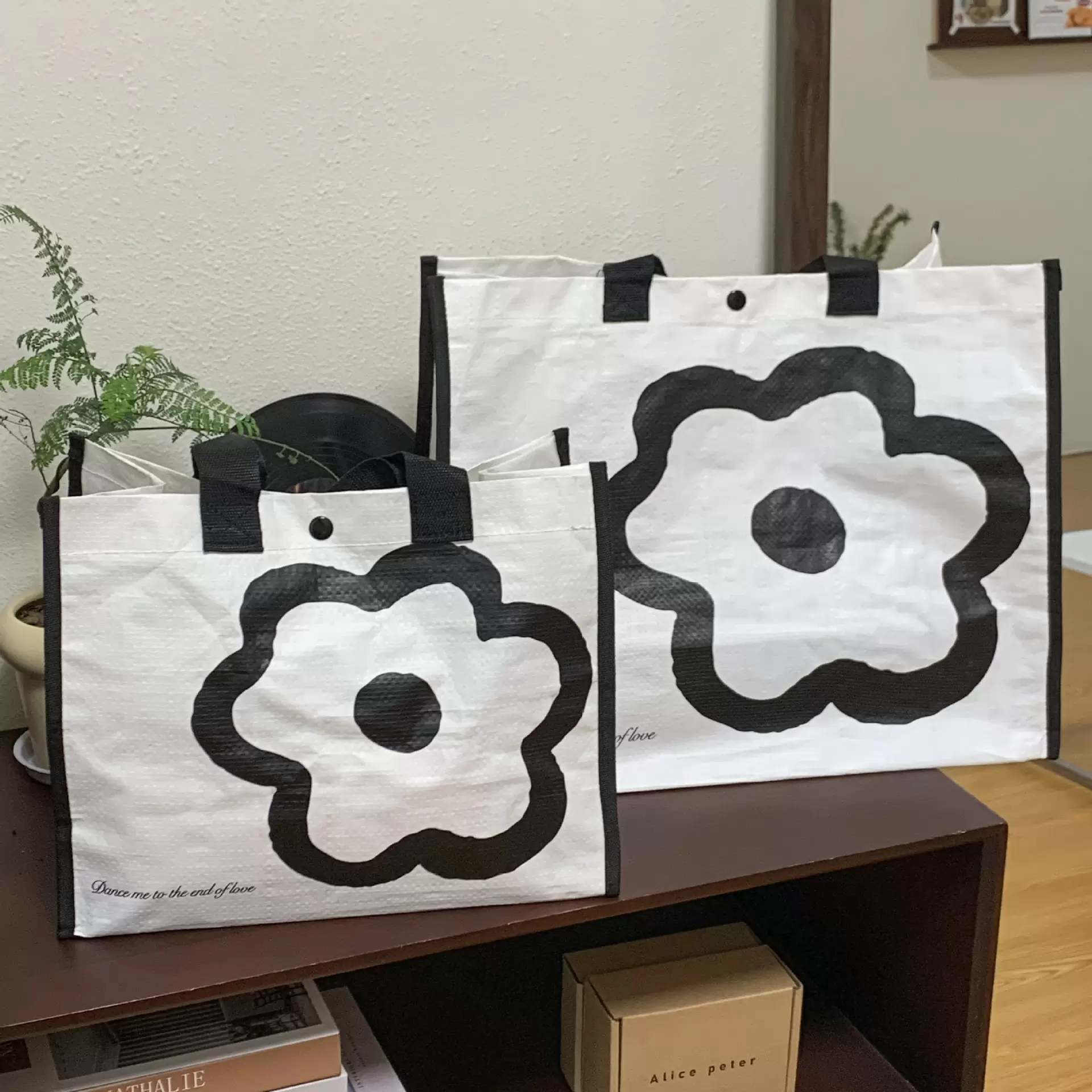 黒の花プリント　エコバッグ　ショッピングバッグ　大容量