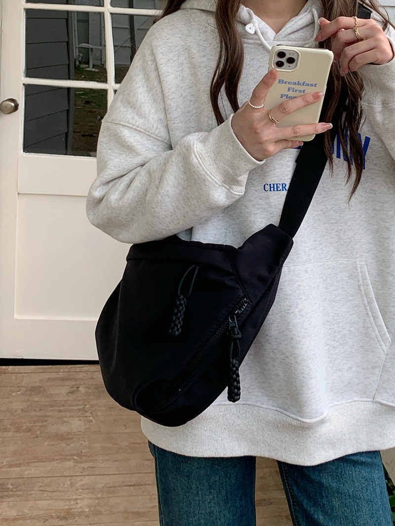 大容量　ナイロン素材　運動　スポーツバッグ　餃子バッグ　ショルダーバッグ