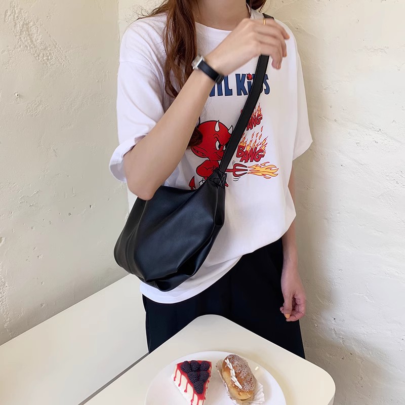 高品質　柔らかい　革　ボディーバッグ　餃子バッグ