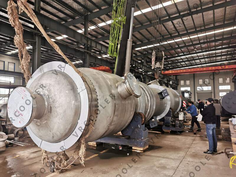 How does the shell and tube heat exchanger work?