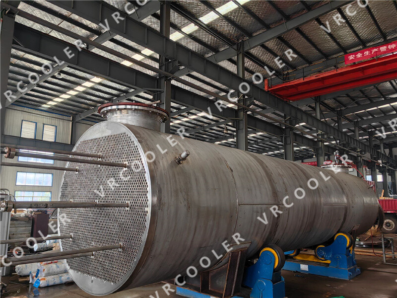 What are the common causes of damage to shell and tube heat exchangers?