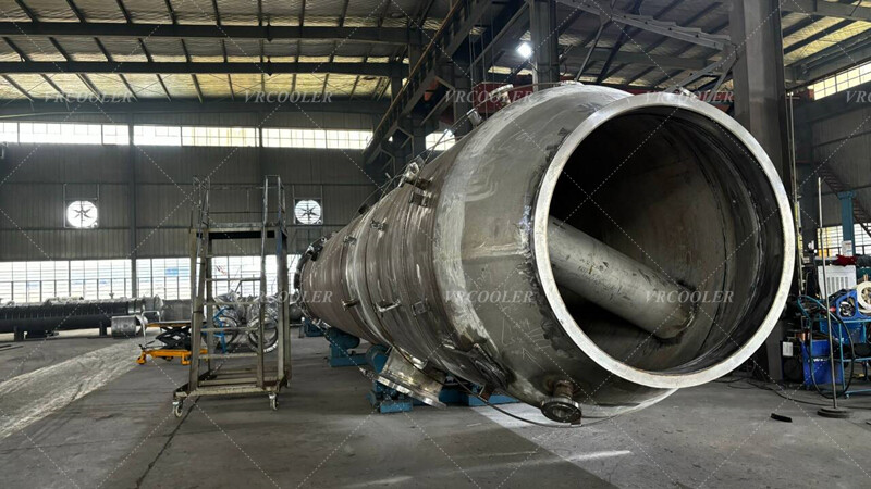 What are the Limitations of Temperature Differences between Tube and Shell Streams in Shell and Tube Heat Exchangers?