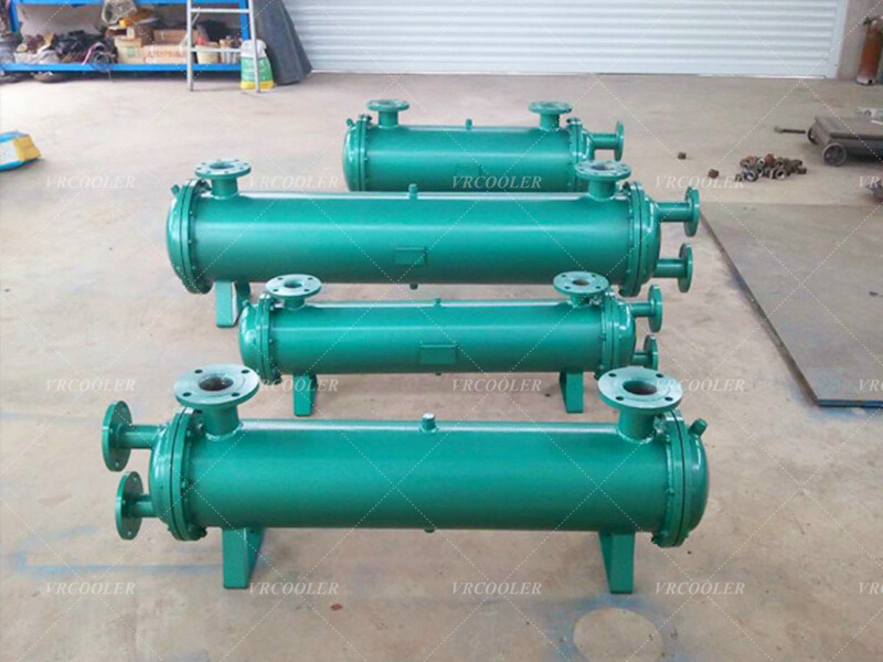 How does a shell and tube evaporator work in a chiller unit?