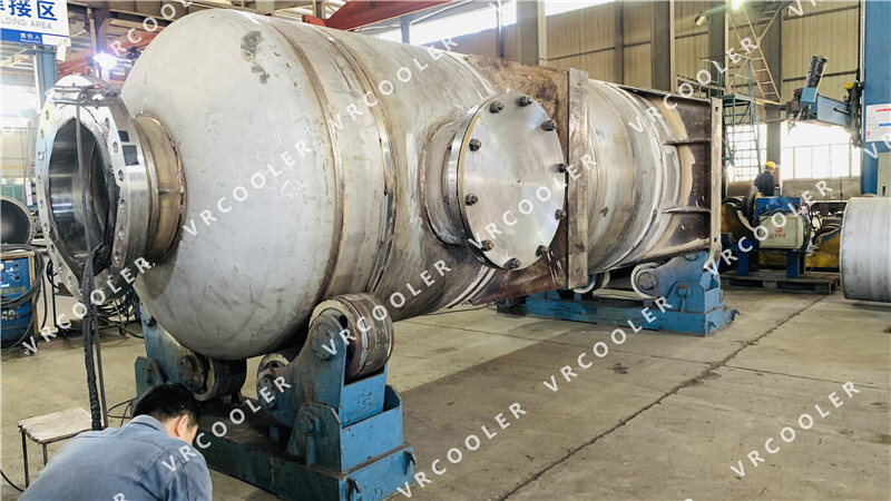 Shell and Tube Heat Exchangers Used to Cool and Heat Crude Oil in Refineries