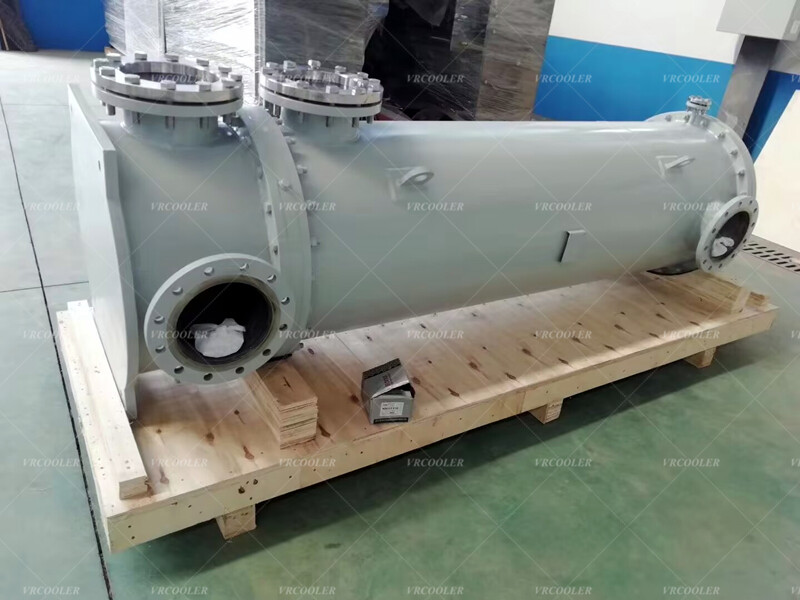 Why are shell and tube heat exchangers preferred for auxiliary engine lube oil cooling?