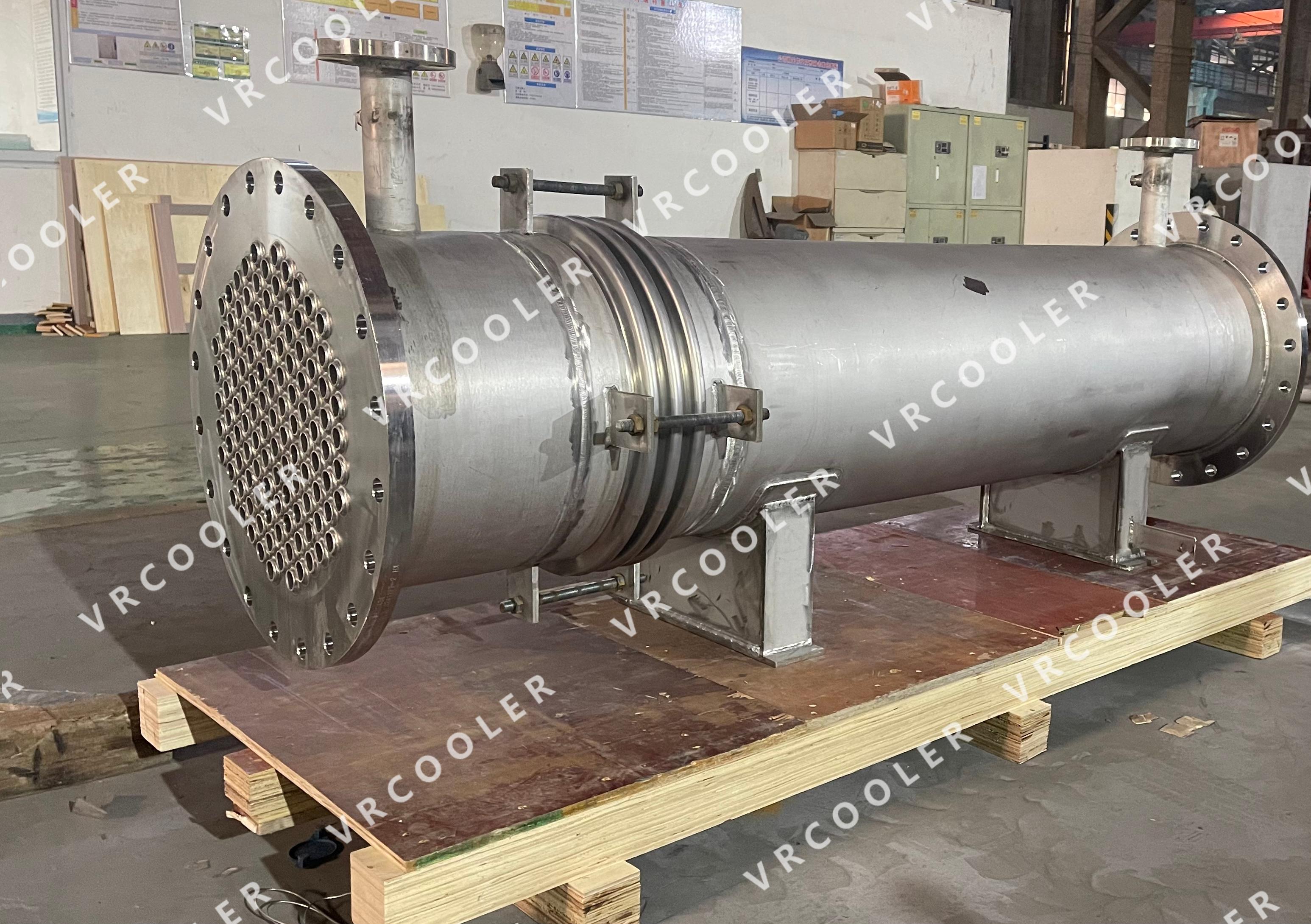 What are common duplex stainless steel grades used for heat exchangers?