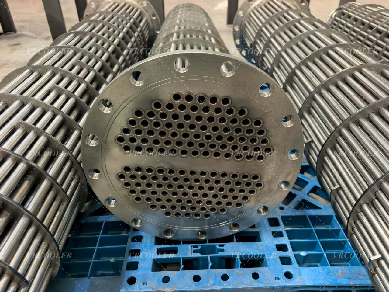 How is a shell and tube heat exchanger used for closed-loop cooling water?