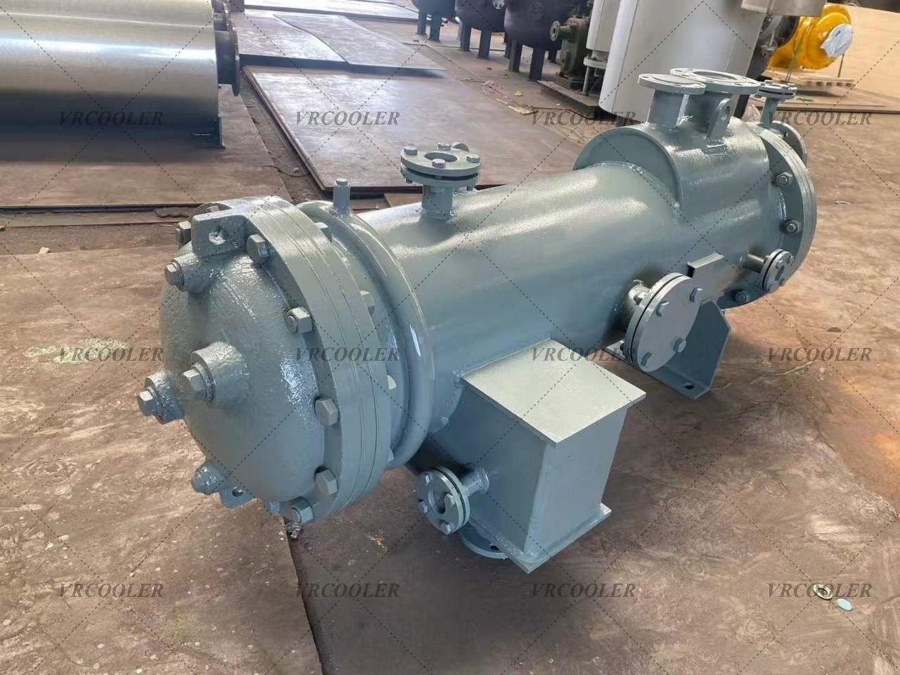 What materials are suitable for a seawater-cooled dump condenser?
