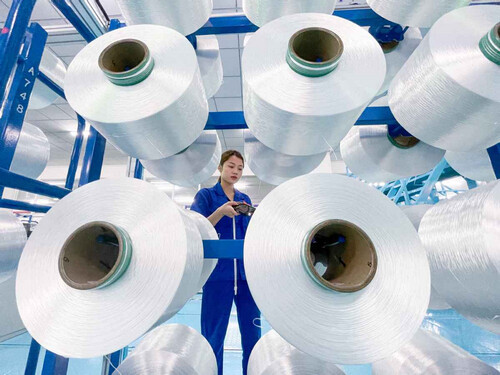 An employee of a chemical fiber processing plant-1.jpg