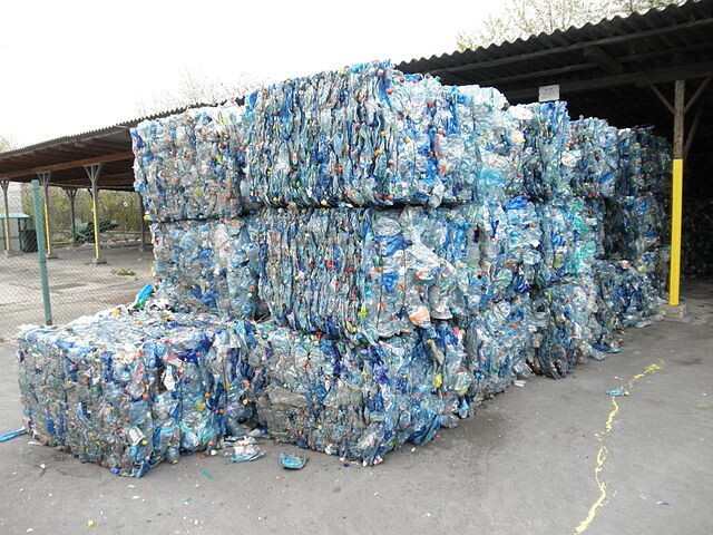 640px-Bales of PET bottles 3.jpg